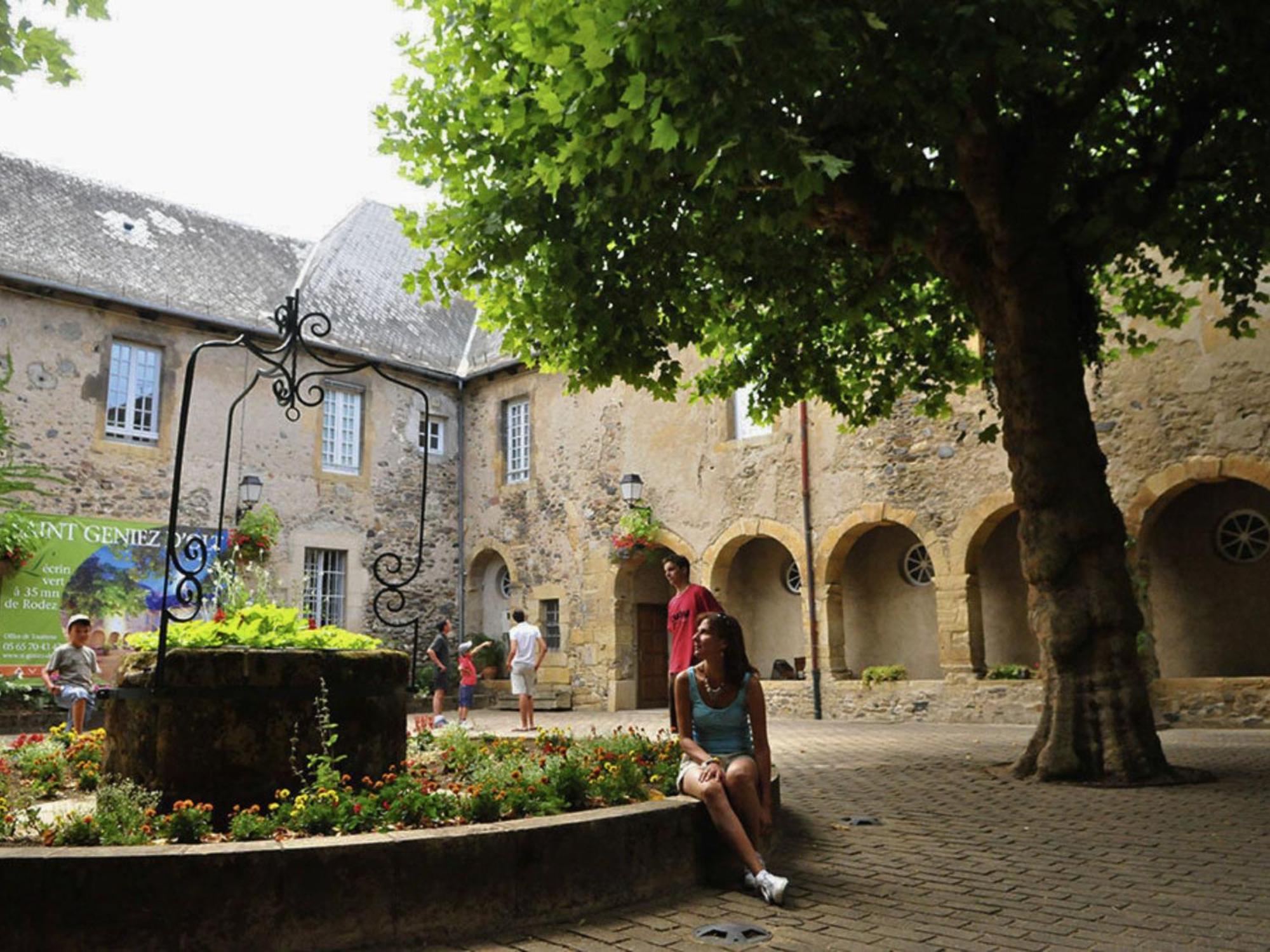 Tourisme vert, T2 avec piscines dans résidence Goelia Saint-Geniez-dʼOlt Exterior foto