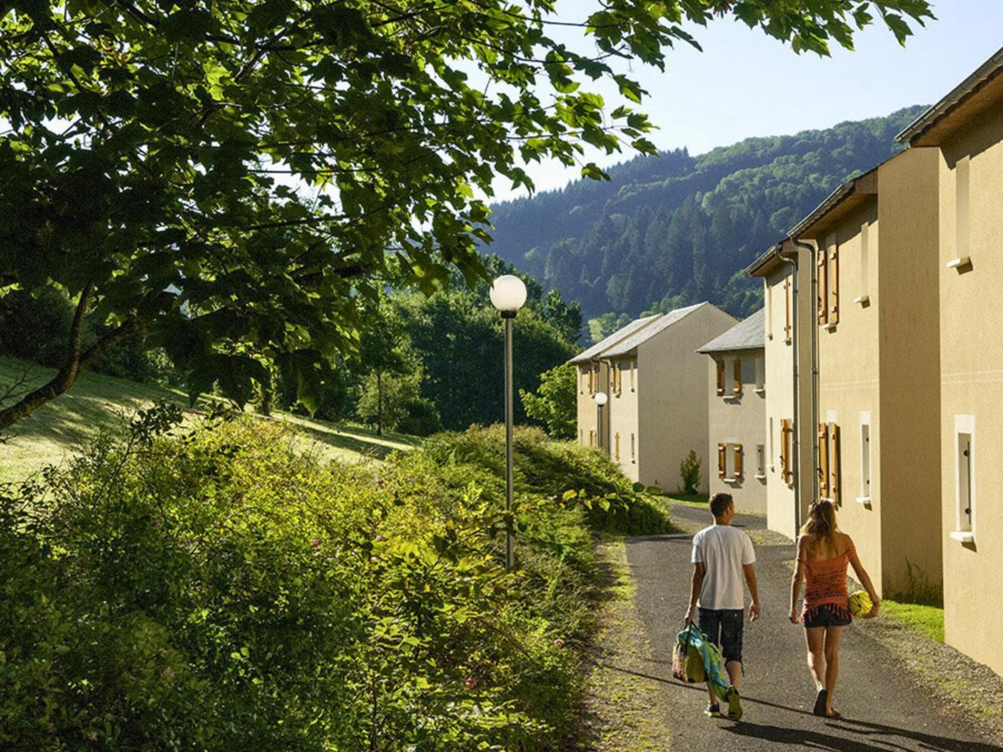 Tourisme vert, T2 avec piscines dans résidence Goelia Saint-Geniez-dʼOlt Exterior foto